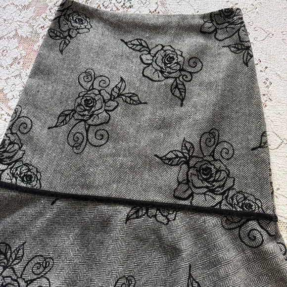 y2k preppy girly grunge coquette twee midi skirt w velvet floral detail - Picture 2 of 5